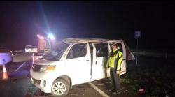 Diduga Sopir Ugal-ugalan, Minibus Terguling di Cipali, 1 Tewas 
