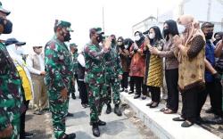 Panglima TNI Serahkan Kunci Perumahan Pahlawan bagi 53 Ahli Waris Prajurit KRI Nanggala-402