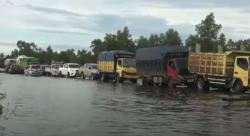 Banjir di Pulang Pisau Semakin Parah, Ratusan Kendaraan Terjebak Antrean Panjang