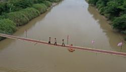 Jembatan Gantung Antar-Provinsi Jabar-Jateng Pecahkan Rekor Muri