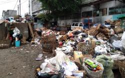 Imbas Masalah TPA Sarimukti, Sampah Numpuk dan Bau di Pasar Kosambi Bandung<