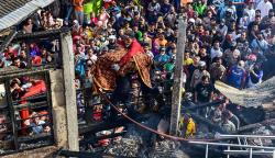 Merinding, Damkar Gendong 2 Jenazah Korban Kebakaran di Kota Ambon