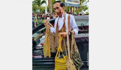 Momen Presiden Jokowi Borong Noken Papua di Jayapura