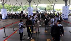 Antrean Panjang Pengunjung Masuk Pameran GIIAS 2021