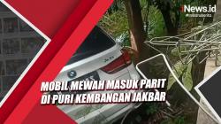 Hindari Tabrakan, Mobil Mewah Masuk Parit di Puri Kembangan Jakbar