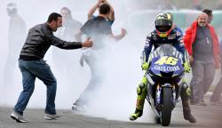Aksi Gila Valentino Rossi, Sang Legenda MotoGP di Atas Motor Balap