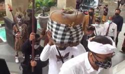 Geruduk PN Gianyar, Ratusan Warga Bawa Puluhan Benda Sakral ke Persidangan
