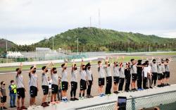 Momen Pembalap IATC Hampiri Penonton di Sirkuit Mandalika saat Akhiri Balapan