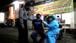Polsek Cibinong Sediakan Layanan Vaksinasi Covid-19 hingga Malam Hari