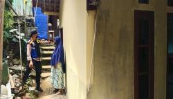 Inspiratif, Polisi Ini Sisihkan Gaji untuk Bedah Rumah Hansip Lansia di Sukabumi