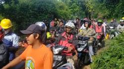 Material Longsor Tutup Jalan Saguling-Rongga, Aktivitas Warga Lumpuh
