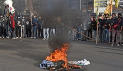 Aksi Mahasiswa Bakar Ban, Desak Pemerintah Wujudkan Pendidikan Gratis