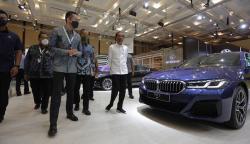 Presiden Jokowi Kunjungi BMW Group Pavilion di GIIAS 2021, Lihat Mobil Rakitan Dalam Negeri