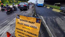 Hati-Hati! Jalan Gatot Subroto Banyak Lubang dan Bergelombang
