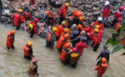 Tim SAR Berhasil Temukan Pekerja Bangunan yang Tewas Tertimbun Talut di Karanganyar