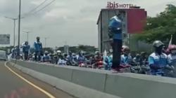 Ribuan Buruh Tutup Flyover Pasupati Kota Bandung Dikecam Warganet