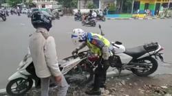 Aksi Polisi di Bandung Berikan Bensin ke Warga yang Motornya Mogok Viral di Medsos<