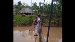 Viral Aksi Menantang Maut Demi Sekolah, Siswa di Gorontalo Gelayutan di Jembatan Gantung