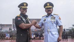 Salam Komando Panglima TNI Jenderal Andika Perkasa dan Marsekal Hadi Tjahjanto