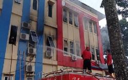 Kantor Disdukcapil Palembang Terbakar, Terdengar Ledakan Keras di Ruang Server<