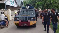 Polres Karawang Gelar Rekonstruksi Pembunuhan Pemilik Rumah Makan di GOR Panathayuda<