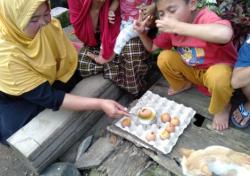 Warga Penerima Bantuan Pangan Non-tunai di Jeneponto Dapat Telur Busuk
