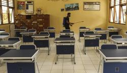 Pembelajaran Tatap Muka di Depok Dihentikan, Ruang Kelas Disemprot Disinfektan