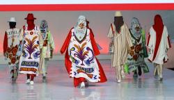 Unik, Model Peragakan Busana Bermotif Karung Beras Gambar Ikan Lele