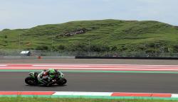 Bukan Bule, Umbrella Girl di Ajang WSBK Mandalika Dipilih dari Warga Lokal