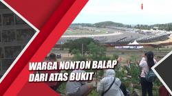 Warga Nonton Balap di Sirkuit Mandalika dari Atas Bukit Sekaligus Piknik