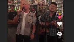 Pakai Seragam Polisi untuk Pesta Halloween, Bule Amerika Akhirnya Minta Maaf<