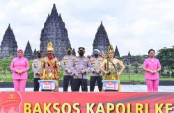 Kapolri Bagikan Sembako bagi Seniman di Candi Prambanan