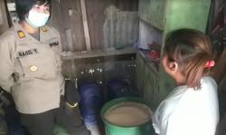 Aksi Kapolsek Cantik di Jambi Gerebek Gudang Miras, Temukan Ratusan Liter Tuak  