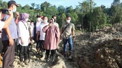 Mensos Risma Nyaris Pingsan saat Tinjau Lokasi Longsor di Deliserdang