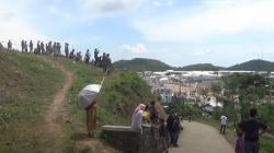 Bak Piknik, Warga Nonton Balap WSBK Mandalika dari Atas Bukit