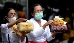 Suasana Umat Hindu Bali Sembahyang Hari Raya Kuningan