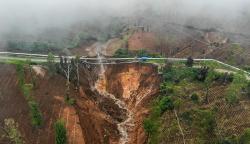 Foto dari Udara Jalur Utama Kawasan Wisata Darajat Pass Putus akibat Longsor 