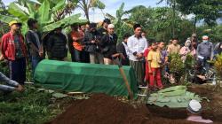 Korban Tawuran SMK di Cicurug Sukabumi Dimakamkan, Sahabat: Orangnya Baik dan Pendiam