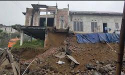  Talut 20 Meter Longsor, Rumah dan Warung di Lereng Merbabu Rusak Berat Tertimpa Material