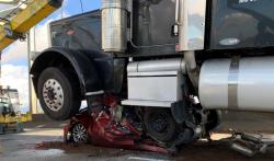 Mengerikan Mobil Ini Remuk Terlindas Truk Kontainer, Ajaib Pengemudi Perempuan Selamat