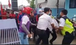 Demo Buruh di Brebes Ricuh, Massa Robohkan Pintu Gerbang Pabrik hingga Timpa Petugas