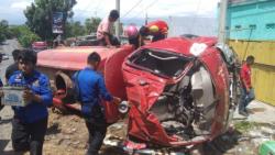 Hindari Motor, Mobil Damkar Terbalik saat Ngebut ke Lokasi Kebakaran<