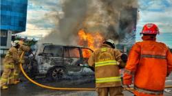 Toyota Land Cruiser Cygnus Hangus Terbakar di Tol Wiyoto Wiyono  