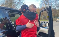 Viral Solskjaer Dapat Pelukan Hangat dari Fans saat Tinggalkan Markas Setan Merah