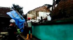 Diduga Sudah Tua, Rumah Ambruk Timpa mobil dan 2 Bangunan di Indihiang Tasikmalaya