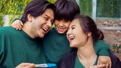 Selamat! Bintang Film Cinta Brontosaurus Eriska Rein Hamil Anak Kedua