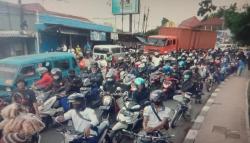 Aksi Buruh Tuntut Kenaikan Upah 10 Persen Macetkan Jalur Arteri Purwakarta