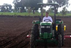 Kendarai Traktor saat Tanam Jagung di Jeneponto, Presiden Jokowi: Mudah Sekali