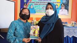 Tangis Haru Naomi Saat Bukunya Diborong Ketua TP PKK Parepare