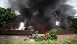 Kebakaran Pabrik Plastik di Sidoarjo, Asap Hitam Membubung Tinggi